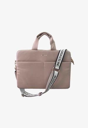 Borsa per laptop in pelle rosa con doppie maniglie e tracolla removibile, con il logo "MARIA CELINE". Texture liscia e design minimalista.