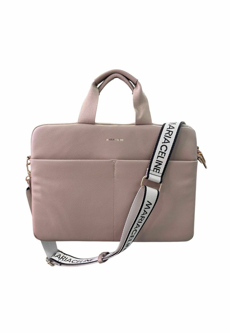 Borsa per laptop in pelle rosa con doppie maniglie e tracolla removibile, con il logo "MARIA CELINE". Texture liscia e design minimalista.