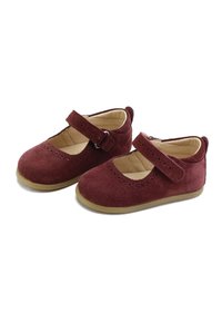 Zapatos Mary Jane de ante granate con puntera redondeada, correa ajustable y detalles perforados en la parte superior. Suela de goma para mayor agarre.