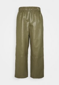 Pantaloni larghi color verde oliva realizzati in finta pelle lucida; presentano una cintura elastica e dettagli cuciti lungo le cuciture.