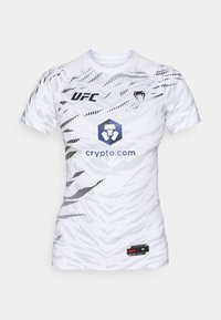 Chemise de sport blanche à manches courtes avec un motif géométrique. Présente le logo UFC, un graphique en hexagone bleu avec le texte "crypto.com", et des accents noirs.