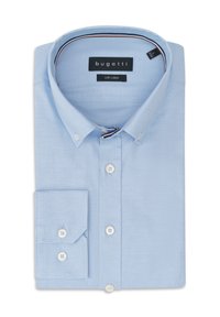 Himmelblaues Hemd mit Knopfleiste und Button-down-Kragen, mit hochgekrempelten Ärmeln und "bugatti" Markenlabel im Kragen.