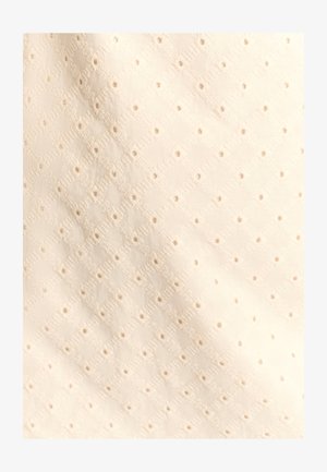 Tessuto bianco con un motivo a diamante e piccole aperture, caratterizzato da dettagli sulla superficie texturizzata, che conferiscono un aspetto leggero.