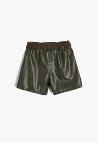 Olivengrønne faux lædershorts med elastisk talje og et brunt stofbælte. Glat tekstur og afslappet pasform. Renset kant.