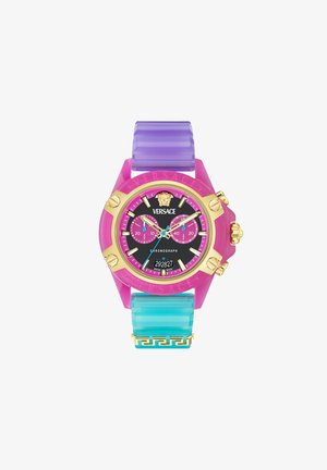 Versace kronografska ura s roza in vijoličastim smolnatim trakom, zlatimi detajli, črnim številčnico in svetlo modrim strukturiranim trakom z vzorcem grškega ključa.