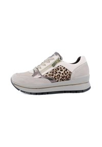 Sneaker sportivo con inserti in suede beige e metallizzati, pannello in stampa a leopardato, lacci frontali e dettaglio della cerniera laterale. Elevazione dalla suola imbottita.