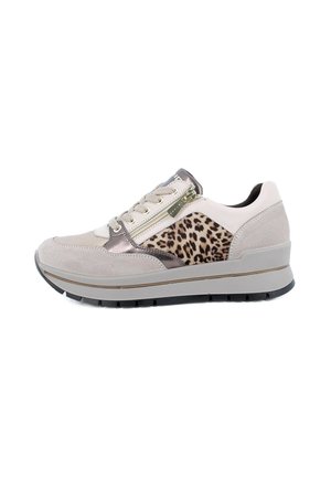 Sneaker sportivo con inserti in suede beige e metallizzati, pannello in stampa a leopardato, lacci frontali e dettaglio della cerniera laterale. Elevazione dalla suola imbottita.