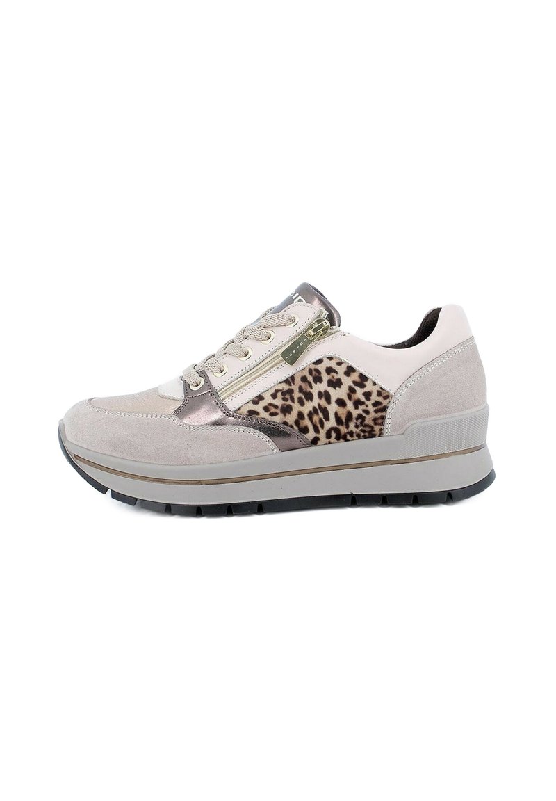 Sneaker sportivo con inserti in suede beige e metallizzati, pannello in stampa a leopardato, lacci frontali e dettaglio della cerniera laterale. Elevazione dalla suola imbottita.