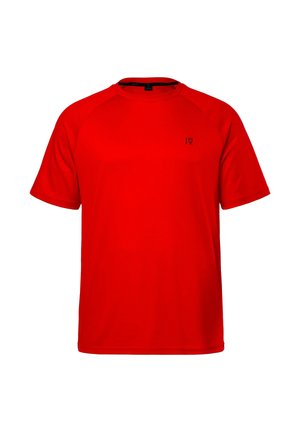 Czerwona koszulka z krótkim rękawem, wykonana z gładkiego materiału, z designem raglanowym i małym czarnym logo na lewej piersi. Miękka faktura.