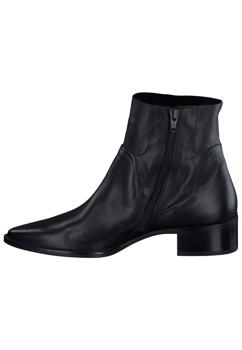 Bota de tornozelo em couro preto com bico fino, fecho lateral com zíper, textura lisa e um salto baixo em bloco. Os detalhes de costura acentuam o design.
