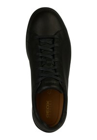Svart lädersneaker med rund tå, snörningsdesign, texturerad ovandel och en brun sula med Geox-logotypen.