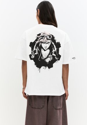 Hvid t-shirt med et sort grafisk design af en karakter med briller på ryggen. Korte ærmer og afslappet pasform. Blødt bomuldsstof.