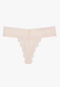 Lace string in zacht roze, met een brede, geschulpte tailleband en een gedetailleerd bloemenpatroon, met een driehoekige snit en delicate randen.