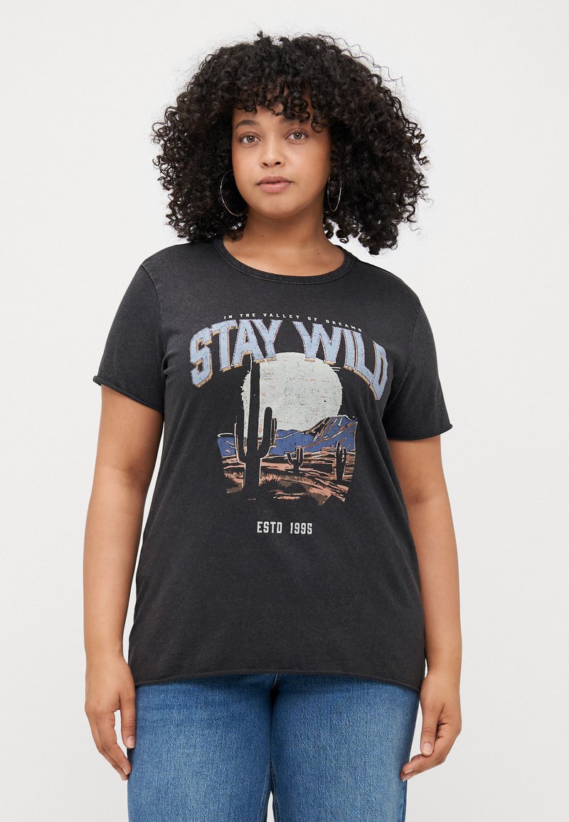 Černé bavlněné tričko s krátkými rukávy, kulatým výstřihem, obsahující grafický design měsíční scenérie v poušti a text "STAY WILD."