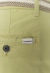 Lindbergh SLIM FIT SUPERFLEX PANTS BELT - Chinos - khaki