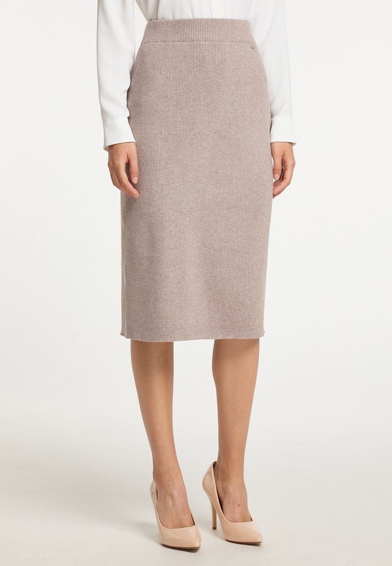 Strick-Bleistiftrock in hellem Taubengrau mit gerippter Textur, knielang und mit tailliertem Bund. Kombiniert mit nudefarbenen High Heels.