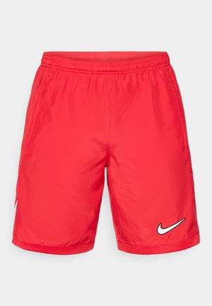 Rote Sportshorts aus leichtem Material, mit einem elastischen Bund und einem weißen Nike-Logo am linken Bein. Glatte Textur.