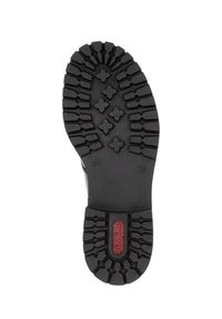 Suola di scarpa in gomma nera con profondi battistrada per la trazione, con un logo rosso e vari pattern testurizzati, inclusi forme a diamante.
