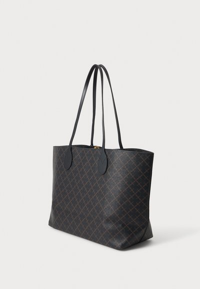 Grand sac cabas foncé avec de fines poignées doubles et un motif discret en quadrillage, présenté sur un fond clair uni.