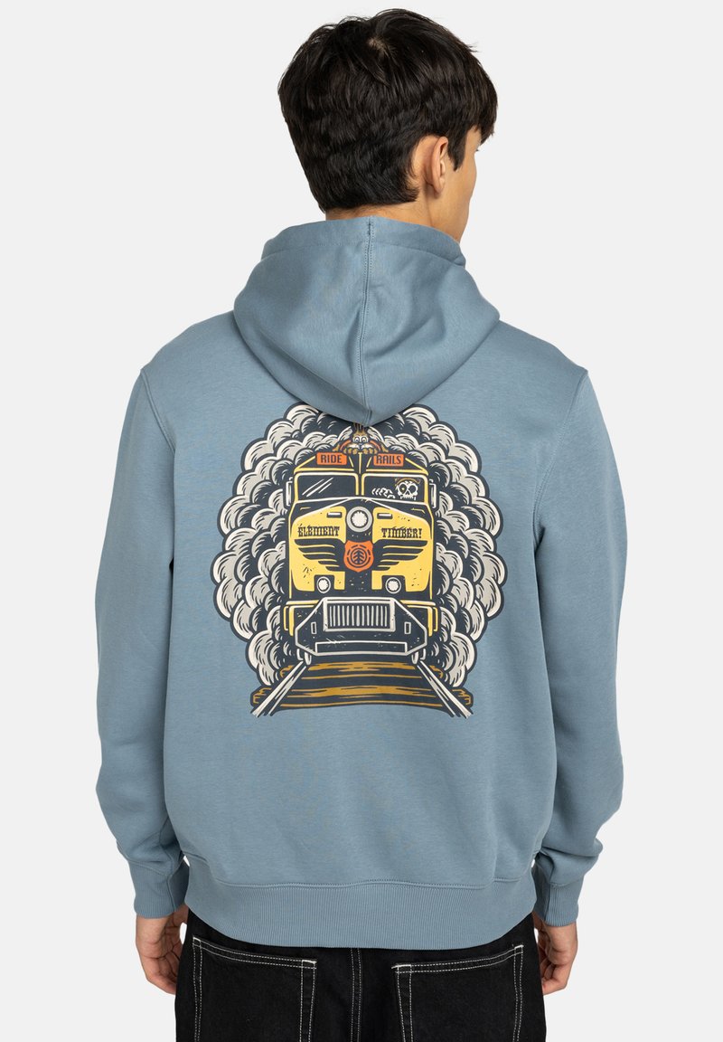 Felpa con cappuccio di colore azzurro chiaro, caratterizzata da una grafica audace di un treno giallo circondato da fumo sul retro, con polsini e orlo ribattuti.