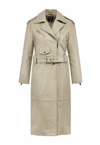 Beżowy płaszcz skórzany z paskiem w talii, asymetrycznym zamkiem błyskawicznym z przodu, dwoma kieszeniami na zamek oraz guzikiem na naramiennikach. Posiada długie rękawy i prosty krój.
