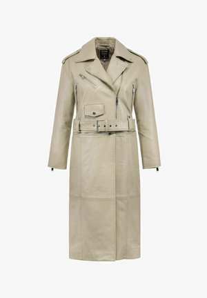 Beżowy płaszcz skórzany z paskiem w talii, asymetrycznym zamkiem błyskawicznym z przodu, dwoma kieszeniami na zamek oraz guzikiem na naramiennikach. Posiada długie rękawy i prosty krój.