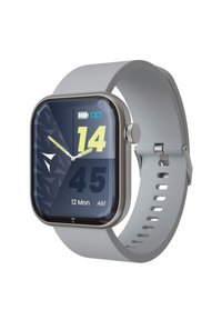 Quadratische Smartwatch mit silbernem Rahmen, grauem Silikonarmband, digitalem Display, das gelbe und blaue Zahlen sowie eine Batteriestatusanzeige zeigt.