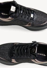 Sneaker noir et bronze métallique avec des détails en maille, des surfaces texturées, des lacets et une fermeture éclair sur le côté. Logo argenté sur la languette.