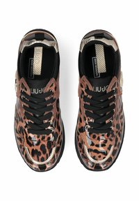 Sko med leopardmønster og sorte snørebånd, akcentueret med patentlæder og en tekstureret overflade. Har en metalisk finish og mærkebaserede indersåler.