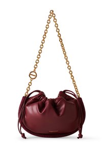 Burgunderrote Lederhandtasche mit gerafftem oberen Teil, goldener Kettenriemen, geflochtenen Akzenten und glatter Oberfläche. Sie hat ein dezentes Logo an der Unterseite.