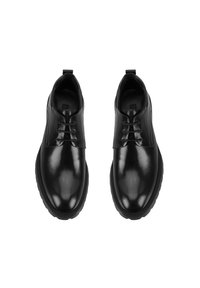 Zwarte leren schoenen met een glad oppervlak, voorzien van een vetersluiting en ronde neuzen, aangevuld met gestructureerde rubberen zolen.