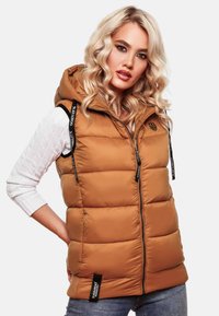 Gilet rembourré marron avec capuche, fermeture éclair et accents de logo. Doté de cordons élastiques, texture matelassée et poches latérales.