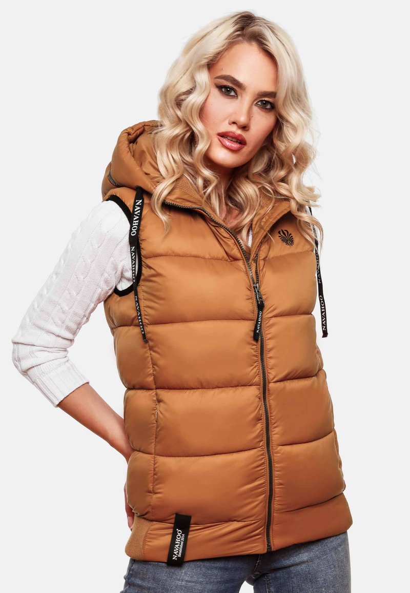 Gilet rembourré marron avec capuche, fermeture éclair et accents de logo. Doté de cordons élastiques, texture matelassée et poches latérales.