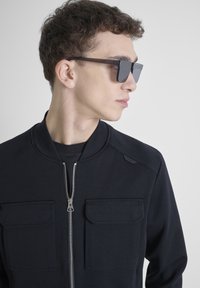 Antony Morato REGULAR FIT IN INTERLOCK FABRIC WITH LOGOED FLAG - Chaquetas bomber - black