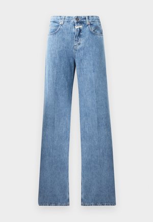 Jeans de mezclilla de color azul claro con un diseño de pierna ancha, cinco bolsillos, trabillas para cinturón y cierre de botón. La tela tiene una textura suave.