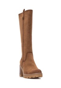 Stivale in suede marrone fino al ginocchio con tacco chunky, dotato di cerniera laterale e dettagli di cucitura sottili. Finitura testurizzata e apertura ampia nella parte superiore.