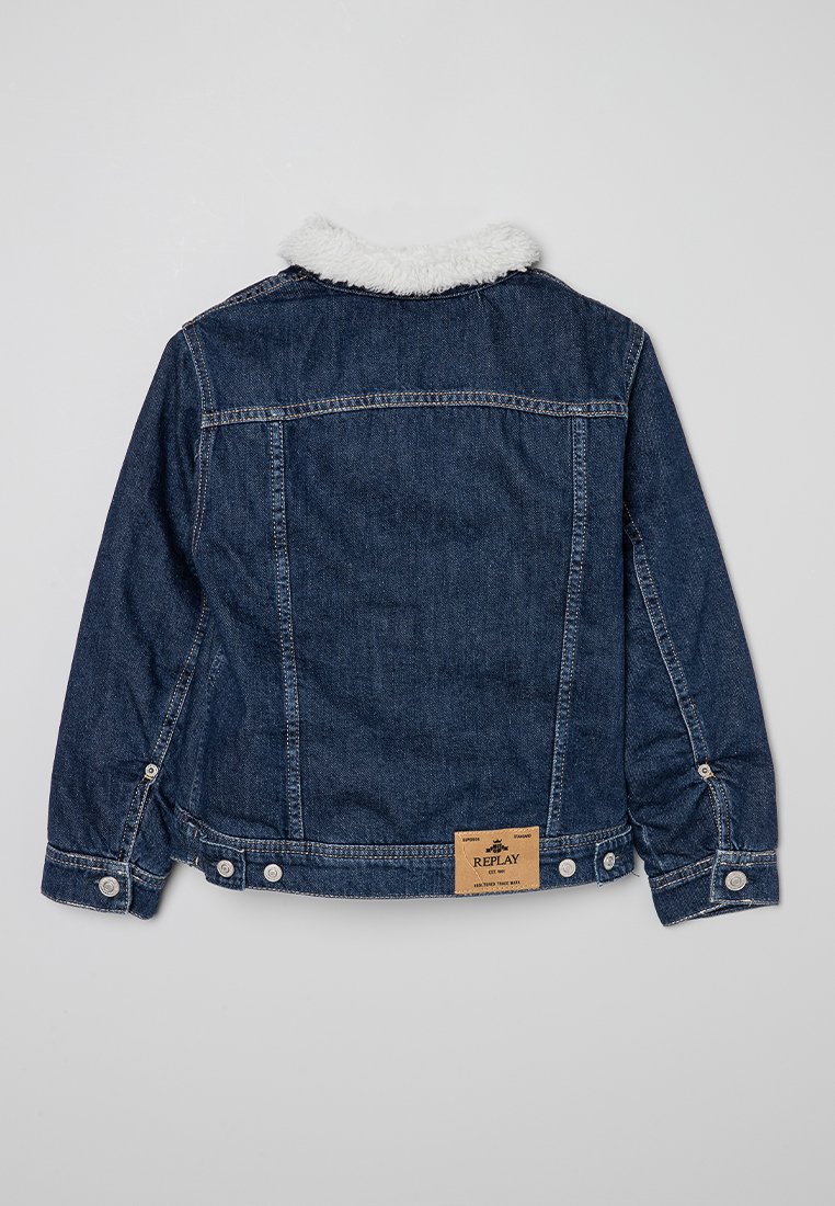 Chaqueta de mezclilla azul oscuro con cuello de forro polar blanco y etiqueta de la marca "Replay" en beige en la parte baja, dispuesta plana mostrando la parte trasera.