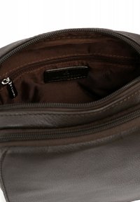 Borsetta in pelle marrone con chiusura a zip, caratterizzata da una superficie liscia e una tasca interna. La fodera è in tessuto marrone scuro.
