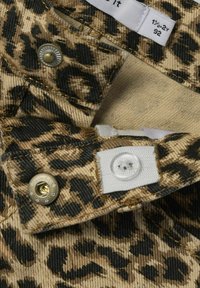 Leopardo-printh denimskjorta med guldknotor, vit tryckknapp och beige foder. Stygn längs kanterna.