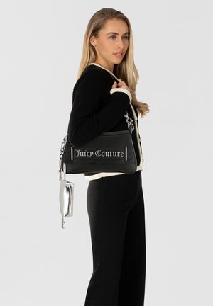 Borsa a tracolla in pelle nera con logo "Juicy Couture" in argento. Presenta un design elegante, dettagli argentati e una piccola pochette staccabile in argento.