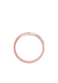 Rosa guld ring med en slät, rundad band och texturerade detaljer längs kanterna. Insidan är polerad, vilket framhäver dess rena design.