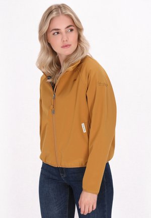 Giacca leggera di colore senape con chiusura a zip, colletto rialzato e design minimalista. Presenta un logo sottile e tasche laterali.
