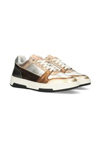 Sneakers in pelle metallizzata nei colori oro, argento e bronzo con lacci bianchi. Presentano un design testurizzato e una suola spessa in gomma nera.