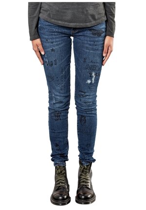 Slanke donkerblauwe jeans met verschillende geprinte graphics en patronen, met een verouderd gedeelte. Draag het met zwarte strijdlaarzen.