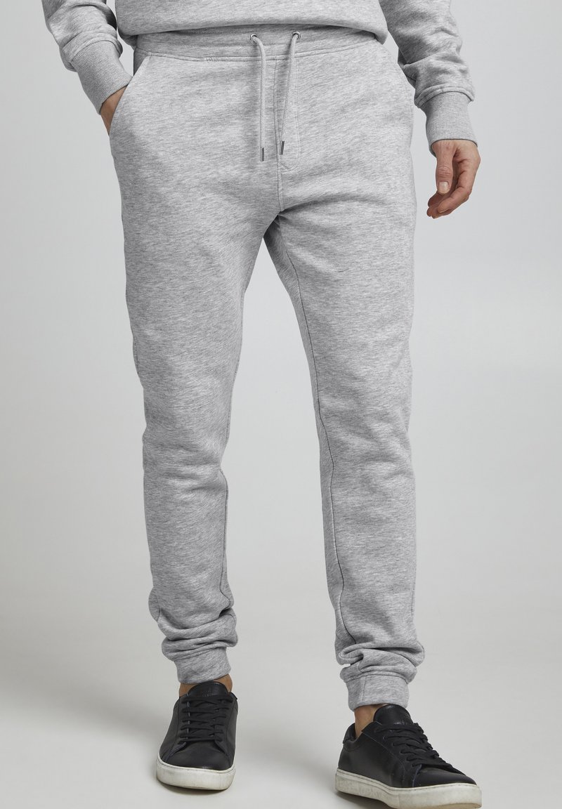 Grijze sweatpants van zachte, gestructureerde stof. Voorzien van een elastische tailleband met verstelbare trekkoorden en zijzakken. Slim fit ontwerp.
