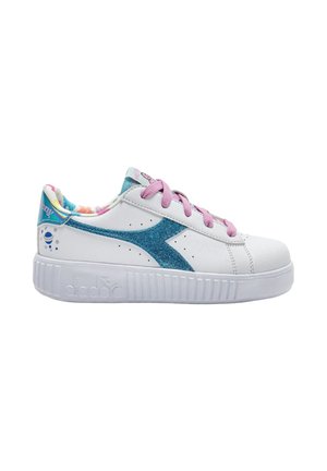 Sneaker bianca con suola spessa, logo laterale blu glitterato, lacci rosa e fodera interna colorata con motivo floreale.