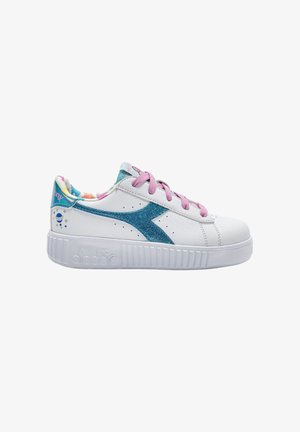 Sneaker bianca con suola spessa, logo laterale blu glitterato, lacci rosa e fodera interna colorata con motivo floreale.