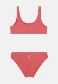 Completo bikini corallo composto da un top in stile tank con spalline larghe e un fondo coordinato. Realizzato in tessuto morbido con dettagli del logo.