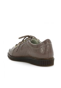 Sneaker in pelle grigia con un motivo testurizzato e trapuntato, punta rotonda, chiusura con lacci e suola in gomma marrone con dettagli scanalati.
