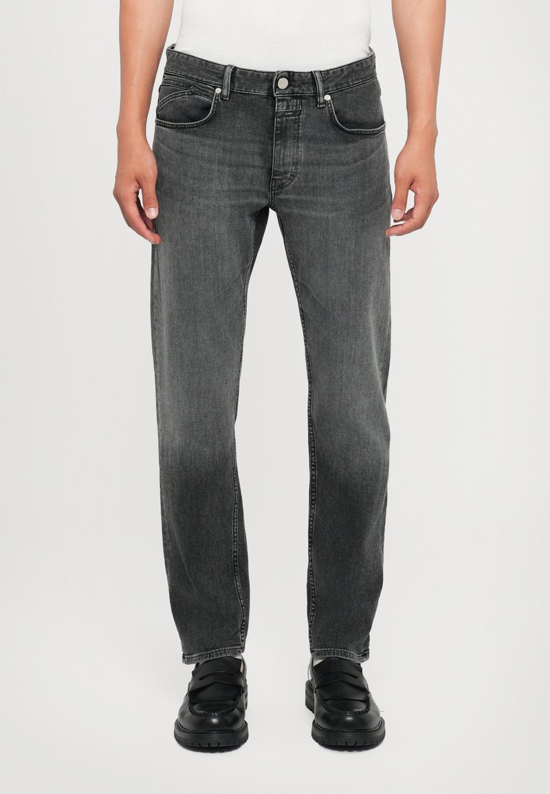 Jean en denim gris avec une coupe droite, cinq poches et une fermeture à bouton, présentant des zones décolorées et des coutures en contraste.